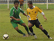 Striker Mitra Kukar, Harun Nur Rosid (kanan), melakukan hattrick saat uji coba melawan PS Lippi 