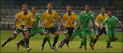 Para pemain Mitra Kukar saat berujicoba melawan tim lokal PS Lippi di Stadion Rondong Demang, Tenggarong, tadi sore