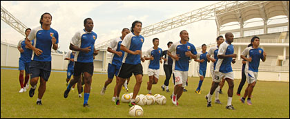 Para pemain Mitra Kukar melakukan pemanasan di Stadion Madya Tenggarong Seberang tadi sore