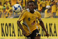 Kapten Tim Abunaw Cletus Lapula menjadi penyelamat Mitra Kukar lewat golnya di menit 83