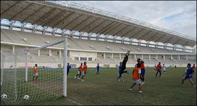Suasana latihan Mitra Kukar di Stadion Madya Tenggarong Seberang, Jum'at (11/12) sore