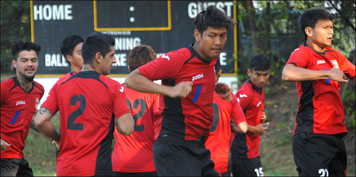 Para pemain Mitra Kukar kembali berlatih di lapangan ISB, Bangkok, Thailand, Jum'at (02/01) pagi, setelah diliburkan dua hari