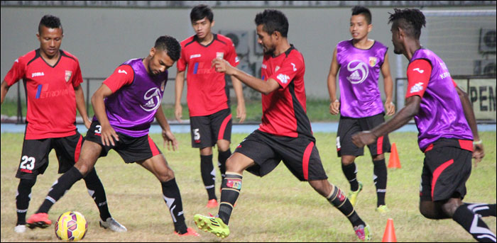 Dua pemain Semen Padang, Hendra Adi Bayaw (kiri) dan Abdul Gamal (tengah) saat berlatih bersama Mitra Kukar di Tenggarong