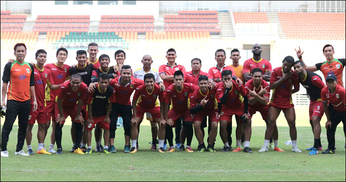 Tim dan ofisial Mitra Kukar foto bersama di Stadion Pakansari, Bogor