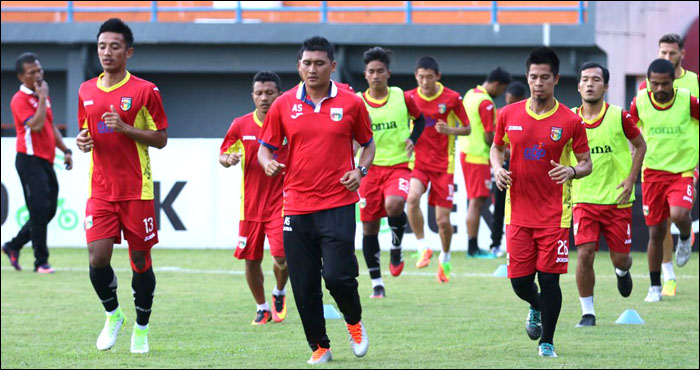 Para pemain Mitra Kukar saat menjalani latihan resmi atau uji lapangan di Stadion Segiri, Samarinda, Senin (10/07) kemarin