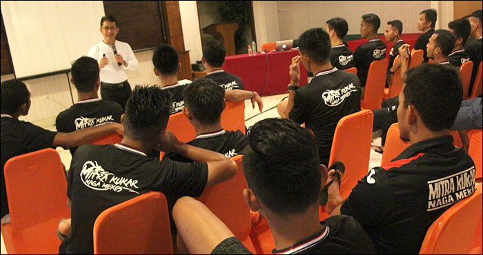 Suasana kelas motivasi yang diikut para pemain Mitra Kukar di Hotel Elty Suites Lesong Batu, Tenggarong, Jum'at (04/08) sore