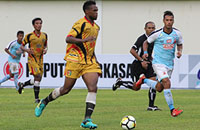 Bek Mitra Kukar Mauricio Leal membuat assist yang berhasil dimanfaatkan Fernando menjadi gol
