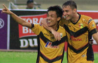 Yogi Rahadian dan Patrick Dos Santos masing-masing mencetak 1 gol dan 2 gol bagi kemenangan Mitra Kukar