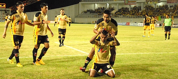 Para pemain Mitra Kukar merayakan gol yang dicetak Zulham Zamrun pada menit ke-4. Mitra Kukar akhirnya menang 4-2 atas Sriwijaya FC 
