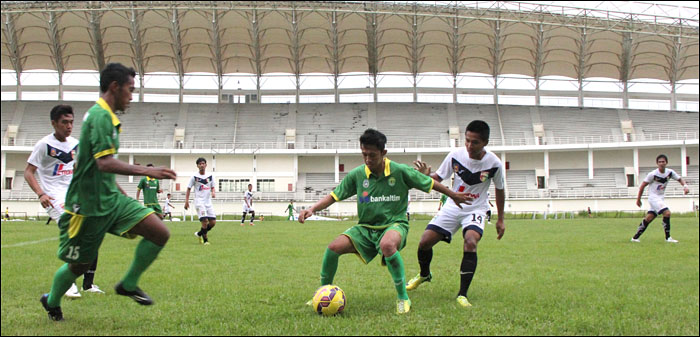 Skuad Mitra Kukar saat melakoni laga uji coba melawan tim PON Kaltim di Stadion Aji Imbut, Tenggarong Seberang 