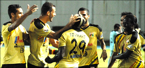 Para pemain Mitra Kukar merayakan gol yang dicetak Herman Dzumafo. Mitra Kukar akhirnya menang telak 5-1 atas Persela