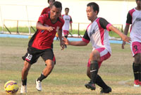Hendra Adi Bayaw menggiring bola ke daerah pertahanan PS Pratama Yudha