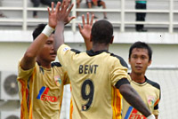 Marcus Bent dan Jajang Mulyana (kiri) sama-sama menyumbang 2 gol bagi Mitra Kukar