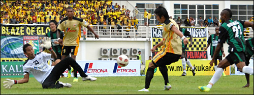 Proses terjadinya gol pertama ketika Lee Sang Ming berhasil menerobos pertahanan Persiwa sebelum memberikan umpan matang kepada Marcus Bent