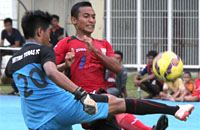 Kiper Mitra Teras FC menghalau bola sebelum sempat disambar striker muda Mitra Kukar Dibyo Cesar