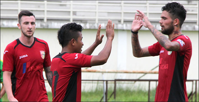 Defri Rizky (tengah) merayakan gol keduanya dalam laga uji coba melawan Mitra Teras Balikpapan yang dimenangkan Mitra Kukar dengan skor 9-0