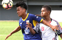 Gelandang Mitra Kukar U-19 Feri Sandria menghalau bola dari daerah pertahanan timnya