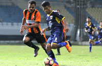 Pemain Mitra Kukar U-19 M Delan Selang menggiring bola ke arah pertahanan Perseru U-19