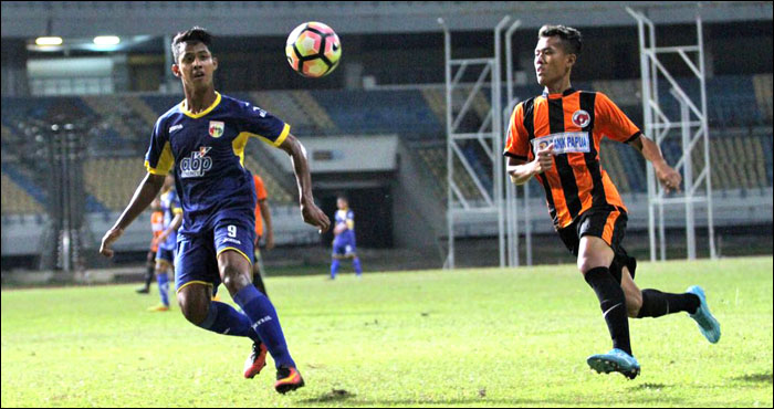 Striker Mitra Kukar U-19 Agus Santosa (kiri) mencetak gol tunggal bagi kemenangan timnya atas Perseru Serui U-19