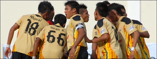 Para pemain Mitra Kukar U-21 siap tampil maksimal untuk mengukir sejarah lolos ke babak final ISL U-21 2012/2013
