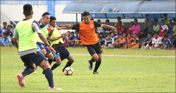 Para peserta seleksi dari sejumlah Kabupaten/Kota se-Kaltim unjuk kemampuan dalam seleksi Mitra Kukar U-19 di Stadion Rondong Demang, Tenggarong
