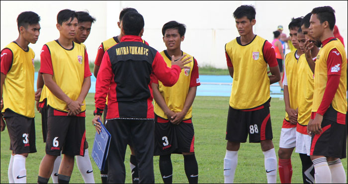 Beberapa pemain Mitra Kukar U-21 mendengarkan arahan pelatih Jafri Sastra saat ikut latihan bersama tim senior Mitra Kukar
