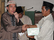 External & Security Manager VICO Indonesia, Surya Safari (kiri), menyerahkan bantuan seperangkat Al Qur'an kepada pengurus masjid yang menjadi sasaran Safari Ramadhan