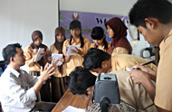Hidayah dari VICO Indonesia saat memberikan keterangan pers kepada para pelajar SMAN 1 Muara Badak yang tengah mengikuti simulasi peliputan