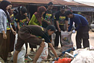 Anggota Pramuka Muara Badak ikut berpartisipasi dalam aksi bersih-bersih