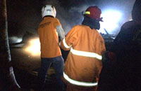 Petugas PMK Muara Jawa saat melakukan pendinginan di puing-puing kebakaran
