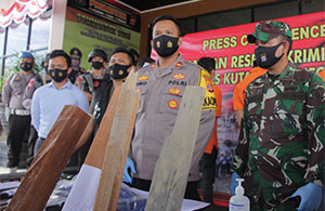 Wakapolres Kukar Kompol Bimo Aryanto saat memaparkan kronologis terjadinya perkelahian di Muara Jawa yang merenggut 1 korban jiwa