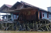Bagian teras rumah milik Arjani mengalami kerusakan usai dihantam ponton hanyut