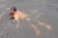 Suprianto berenang di sungai sebelum akhirnya dicaplok buaya 