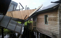 Bagian atap rumah warga yang terlepas setelah diterpa angin puting beliung hingga menimpa rumah di sampingnya 