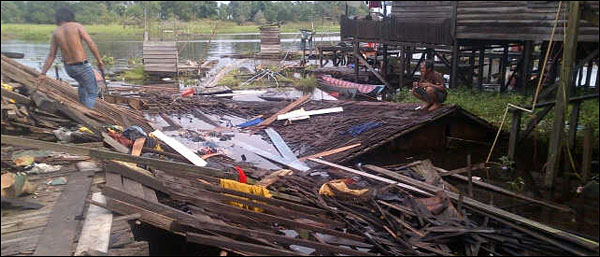 Reruntuhan rumah warga di Desa Sabintulung akibat terjangan angin puting beliung, Sabtu (02/03) malam lalu