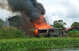 Asap hitam pekat membumbung tinggi saat api berkobar hebat melahap rumah warga di Muara Kaman Ulu 