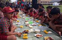 Sejumlah siswa SD ikut menikmati hidangan yang disajikan dalam kegiatan Beseprah