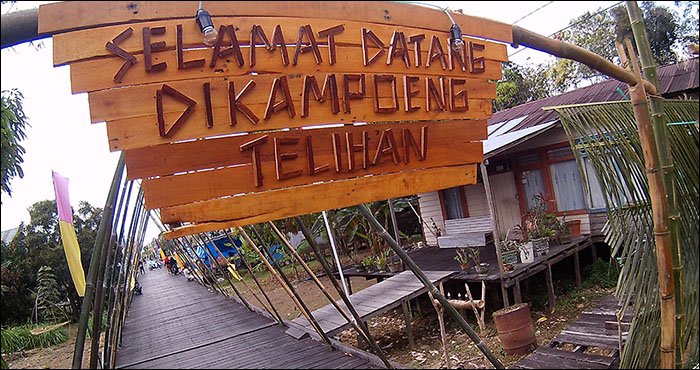 Sebuah gapura Selamat Datang membentang di Jalan KH Dewantara, Muara Muntai Ulu, tempat dilaksanakannya Festvial Kampung Telihan 