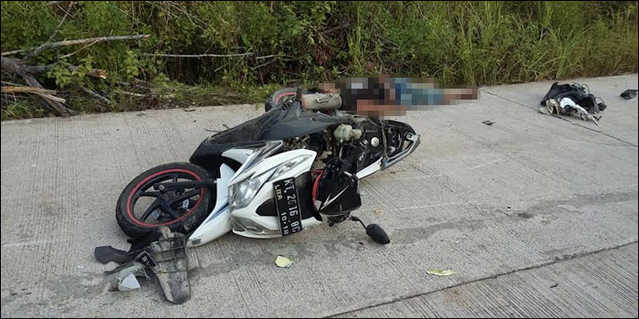 Sepeda motor dan korban terpental beberapa meter setelah dihantam mobil pikap Suzuki Carry Futura