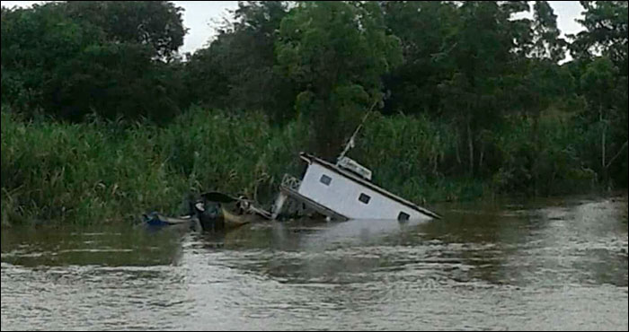 Beginilah kondisi KM Sumber Dinar setelah bertabrakan dengan kapal penarik ponton batu bara di perairan desa Muara Wis, Minggu (19/03) pagi