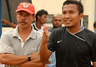 Pelatih Mitra Kukar Mustaqim memuji penampilan kiper Agung Prasetyo (kanan) yang melakukan sejumlah penyelamatan penting dari gempuran pemain Persidafon Dafonsoro