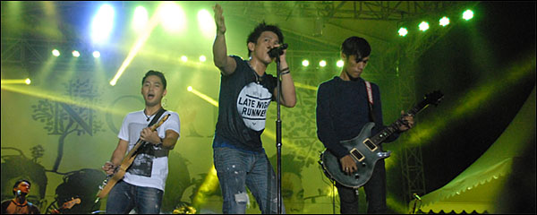 Konser perdana NOAH di Tenggarong, Selasa (16/04) malam, berjalan sukses dan aman