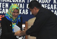 Bupati Rita Widyasari menyampaikan Nota Keuangan RAPBD Kukar 2013 kepada Ketua DPRD Kukar H Awang Yacoub Luthman