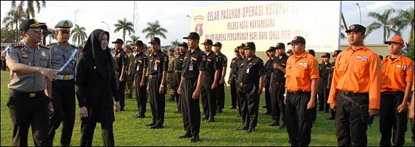 Bupati Rita Widyasari didampingi Kapolres AKBP Abdul Karim saat memeriksa pasukan yang terlibat dalam Operasi Ketupat 2013 di Kukar 