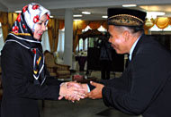 Bupati Rita Widyasari memberikan ucapan selamat kepada Suparno yang baru dilantik sebagai Direktur Umum PDAM Tirta Mahakam Kukar