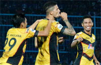 Arthur Cunna merayakan gol penyama kedudukan bagi Mitra Kukar