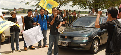 Demo 100 Hari Pemerintahan SBY-Boediono dilakukan PMII Metro Kukar tepat di tengah jalan depan gedung DPRD Kukar 