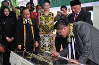 Ketua MA Hatta Ali menandatangani prasasti peresmian gedung PN Tenggarong