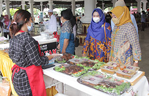 Beraneka makanan dan minuman untuk berbuka puasa dijual di arena Festival Ramadhan dan Pasar Murah garapan PPJI Kukar 