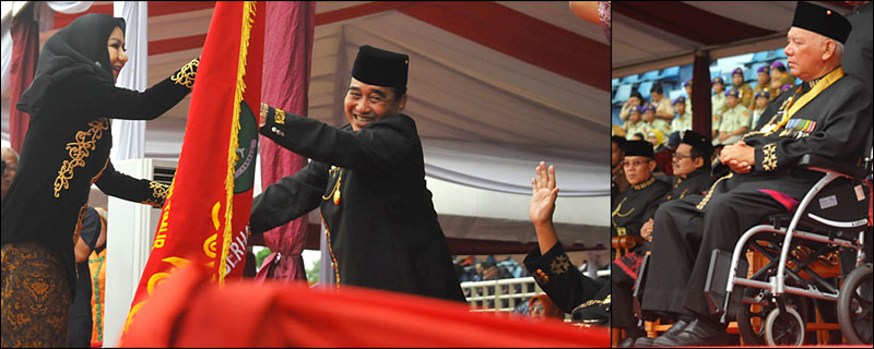 Bupati Rita Widyasari menerima Panji Keberhasilan yang diserahkan Wagub HM Mukmin Faisyal dan disaksikan Gubernur Kaltim H Awang Faroek
